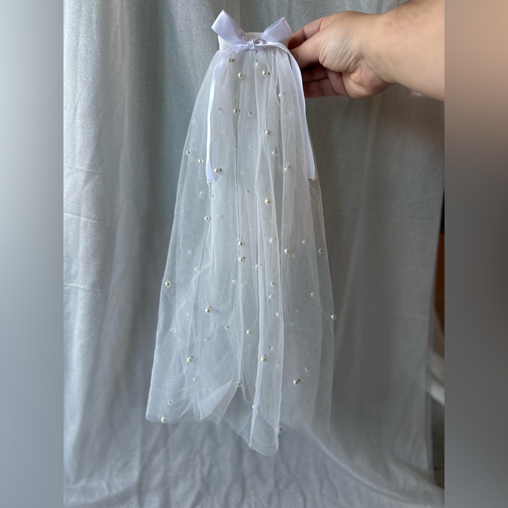 Elegant White Veil with Pearl Accents